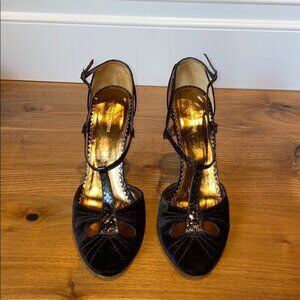 Made from Italy 100% Leather and Velvet BCBG MAXAZRIA heels. Size 10